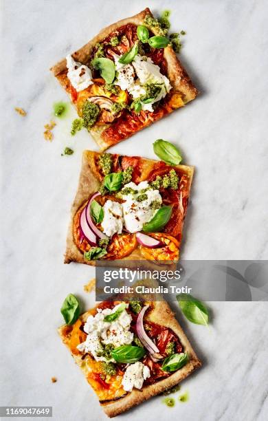 flatbread pizza on white background - vegetarian pizza stock-fotos und bilder