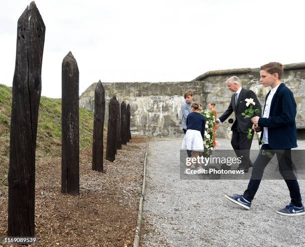 - Koning Filip woont de 75ste nationale bedevaart van het Fort van Breendonk bij. Hij brengt hulde en herdenkt alle politieke gevangenen en andere...