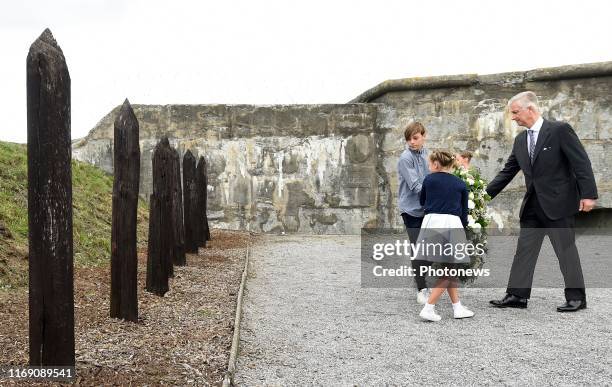 - Koning Filip woont de 75ste nationale bedevaart van het Fort van Breendonk bij. Hij brengt hulde en herdenkt alle politieke gevangenen en andere...