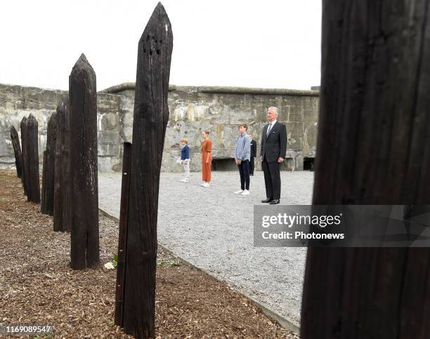 - Koning Filip woont de 75ste nationale bedevaart van het Fort van Breendonk bij. Hij brengt hulde en herdenkt alle politieke gevangenen en andere...