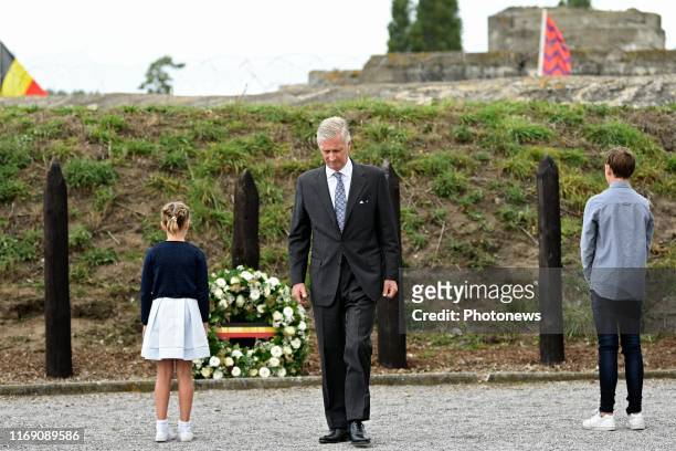 - Koning Filip woont de 75ste nationale bedevaart van het Fort van Breendonk bij. Hij brengt hulde en herdenkt alle politieke gevangenen en andere...