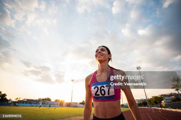 atlet kvinna vinner - sprinting bildbanksfoton och bilder