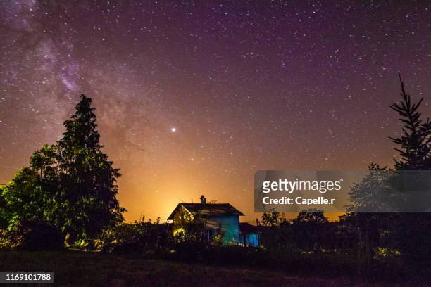 nature - nuit des étoiles - cantal fotografías e imágenes de stock
