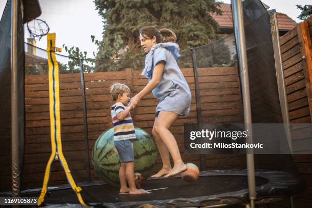 springen mit meiner mutter - trampolin stock-fotos und bilder