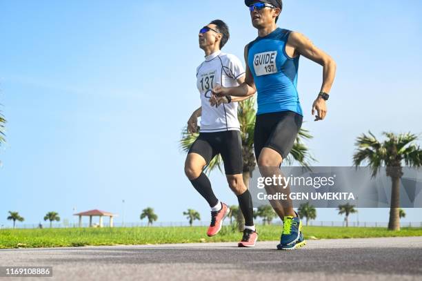 blind triathlete - japan racing foto e immagini stock