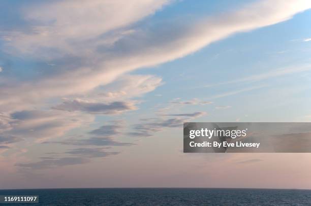 dusk light over the atlantic ocean - 高層雲 個照片及圖片檔