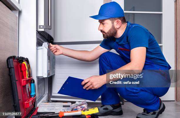 kühlschrank-reparatur - haushaltsmaschine stock-fotos und bilder