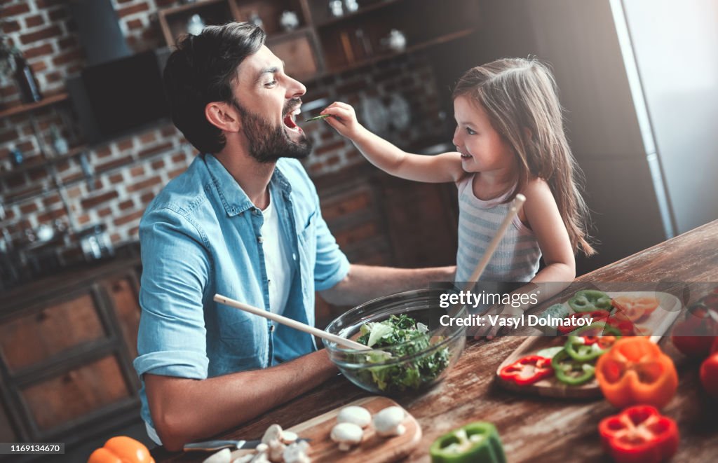 Paizinho com a filha na cozinha