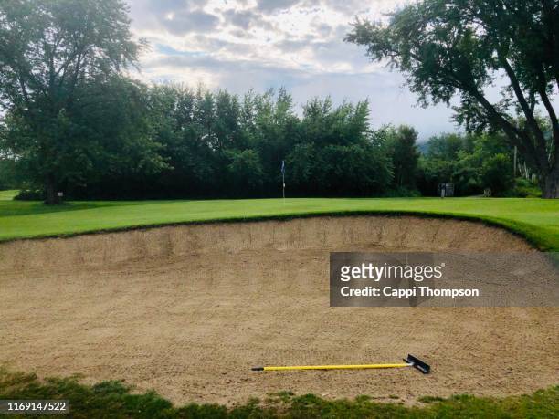 sand trap on golf course - golf bunker 個照片及圖片檔