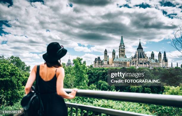 canadees parlement op de rivier de ottawa - london ontario stockfoto's en -beelden