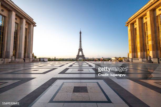 low angle view of eiffel tower at sunrise on trocadero - eiffel tower sunrise photos et images de collection