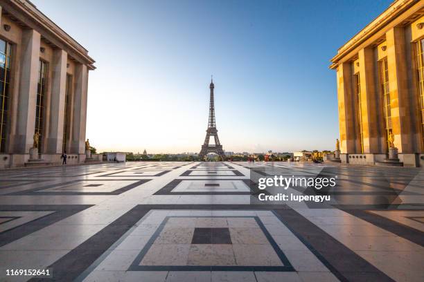 low angle view of eiffel tower at sunrise on trocadero - quartier du trocadero bildbanksfoton och bilder