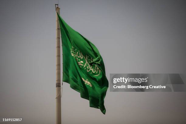 national flag of saudi arabia - arabie saoudite photos et images de collection