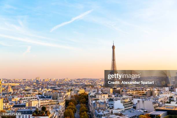 paris cityscape with eiffel tower at sunset, ile-de-france, france - eiffel tower paris stockfoto's en -beelden
