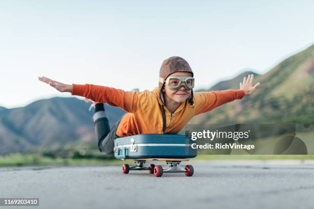 スーツケースで旅行する準備ができている若い男の子 - flying goggles ストックフォトと画像