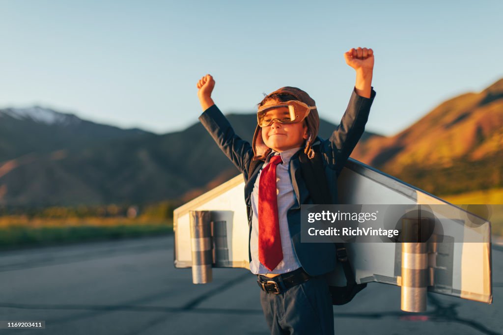 Young Boy Geschäftsmann fliegen mit Jet Pack auf Skateboard