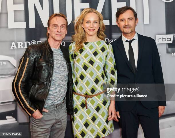 September 2019, Berlin: The actors Andre Hennicke, Petra Schmidt-Schaller and Harald Schrott come to the premiere performance of the historical agent...
