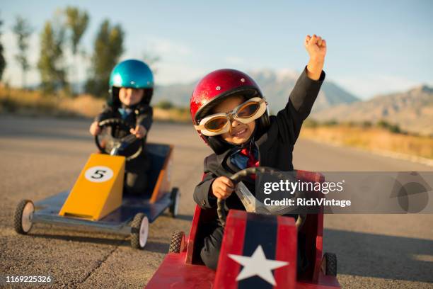 jonge business boy winnende auto race - 5 funny stockfoto's en -beelden