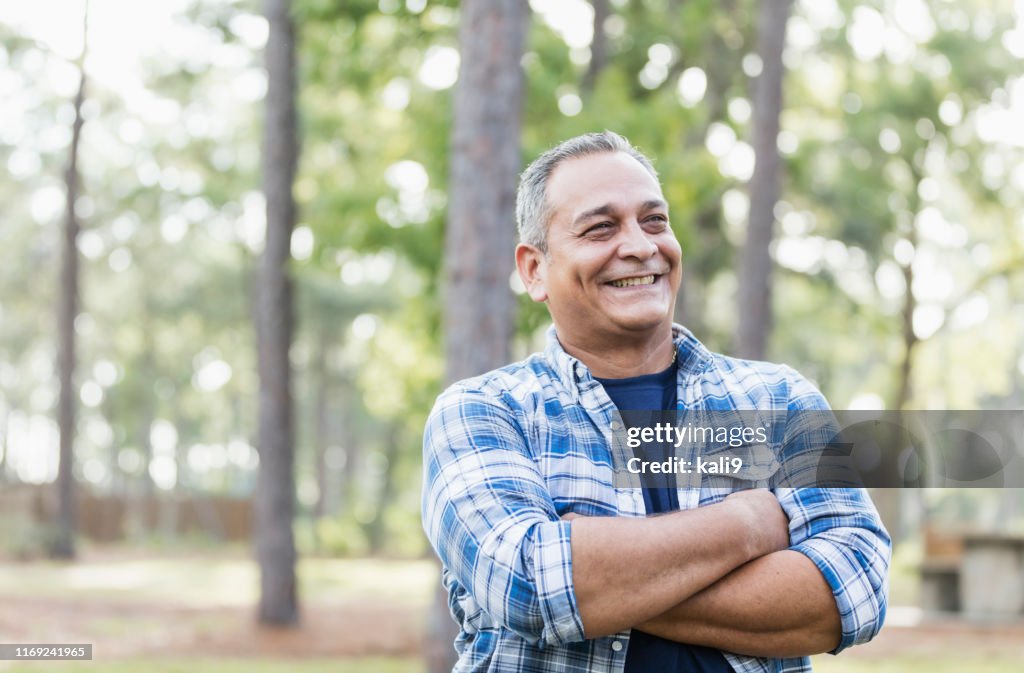 Volwassen Hispanic man het dragen van geruite shirt
