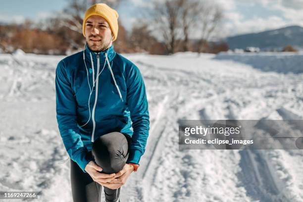 el estiramiento es la clave del deporte - winter fotografías e imágenes de stock