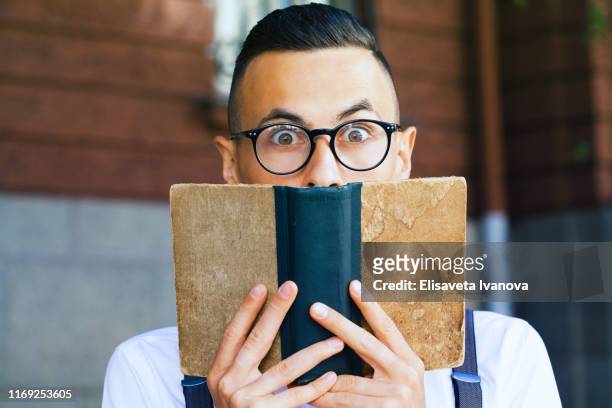 jonge man het lezen van een boek - poetry stockfoto's en -beelden