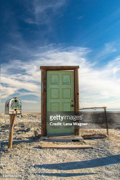 door on beach - ボンベイビーチ ストックフォトと画像