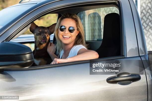ビーチで車を持つ若いオーストラリア人 - オーストラリアンケルピー ストックフォトと画像