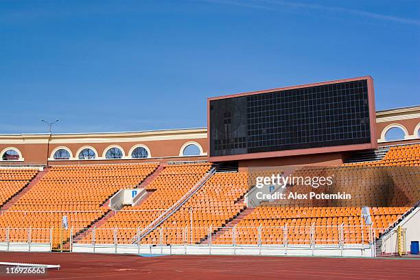 salle de sport: tableau d'information sur le stade - the chicago tribune building photos et images de collection
