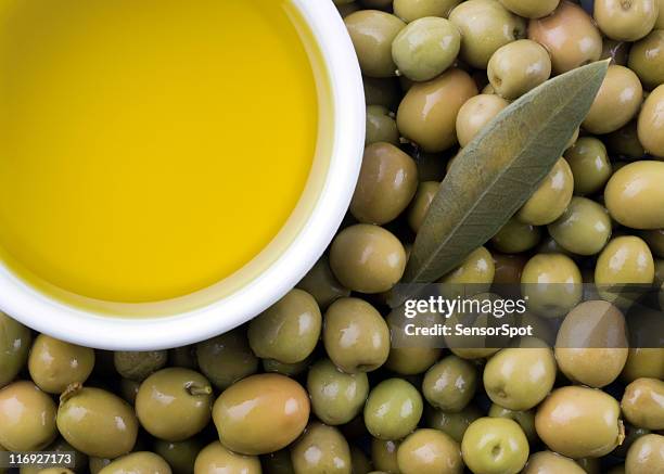 azeite extra virgem puro e azeitonas - pureza imagens e fotografias de stock