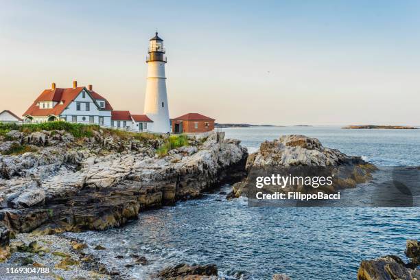 portland head lighthouse, maine, ee. uu. al atardecer - cabo elizabeth fotografías e imágenes de stock