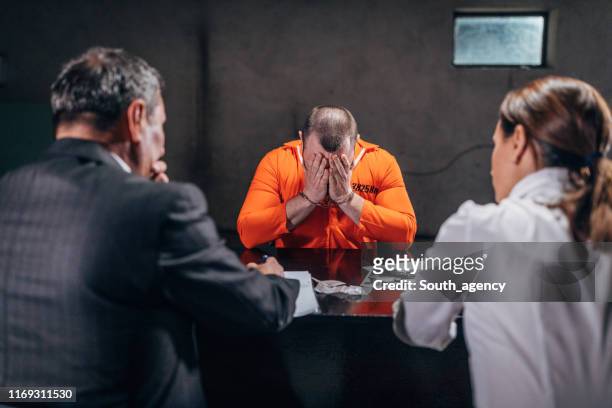 twee detectives ondervragende een gevangene - probation stockfoto's en -beelden