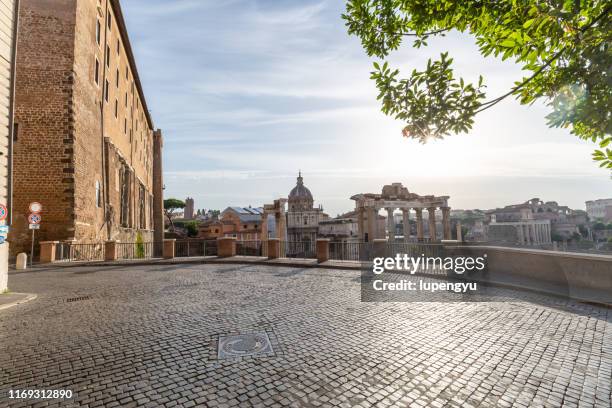 the roman forum at sunrise, rome, italy - rome italie photos et images de collection