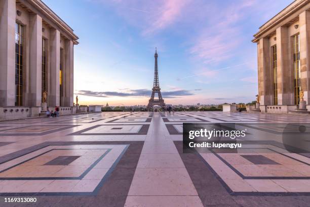 eiffel tower at sunrise on trocadero - quartier du trocadero bildbanksfoton och bilder