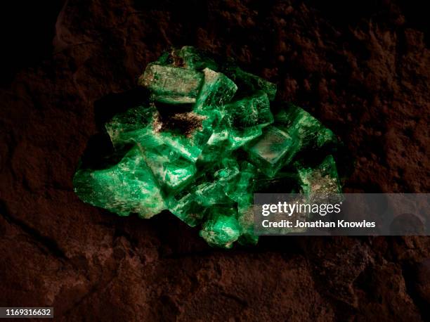 raw green emerald stone - smaragdgroen stockfoto's en -beelden