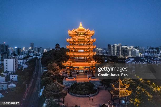 yellow crane tower at night - hubei provincie stockfoto's en -beelden