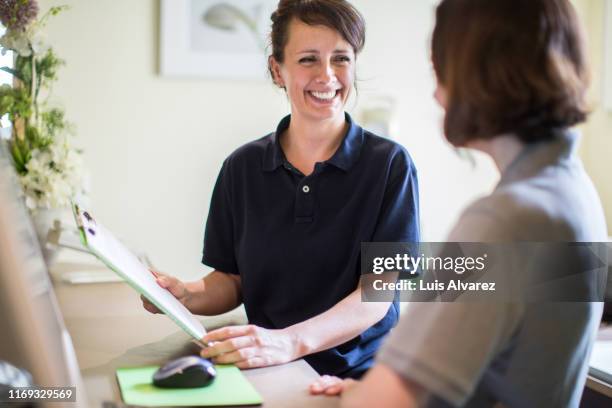 women working in a hospital - arzthelferin stock-fotos und bilder