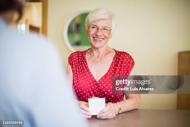 elderly female talking with hospital receptionist - secretary of state hillary clinton visits china stockfoto's en -beelden