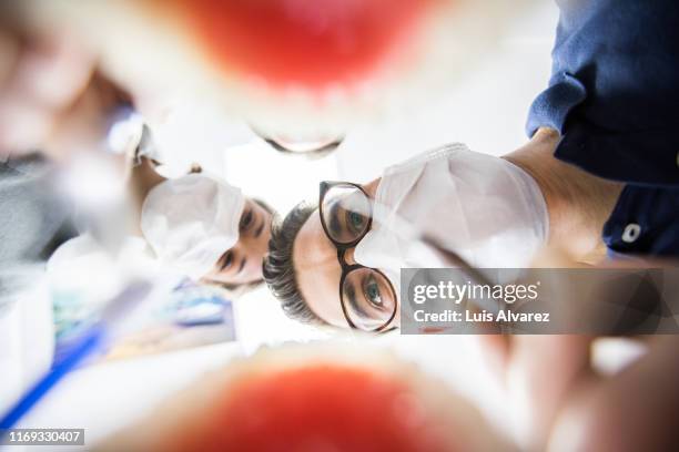 dentists during a procedure - zwei zahnärzte stock-fotos und bilder