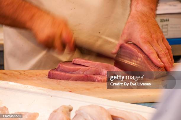 fishmonger slicing fresh tuna fish - scombridae imagens e fotografias de stock