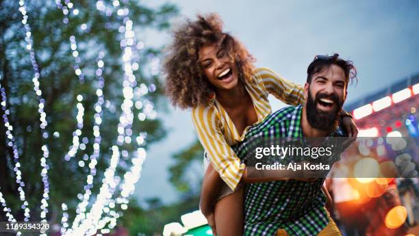 musikfestival vibes. - publikum lachen stock-fotos und bilder