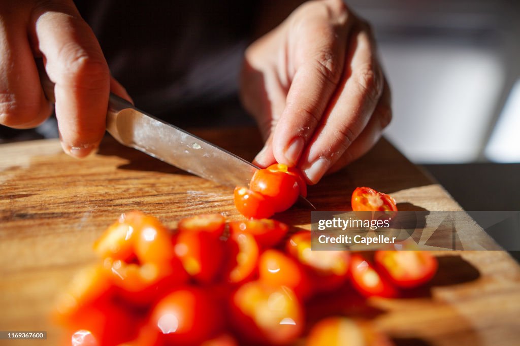 Cuisine - Découpe de tomates du jardin