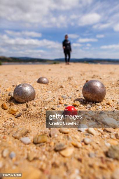 loisir - partie de pétanque - petanque stock pictures, royalty-free photos & images