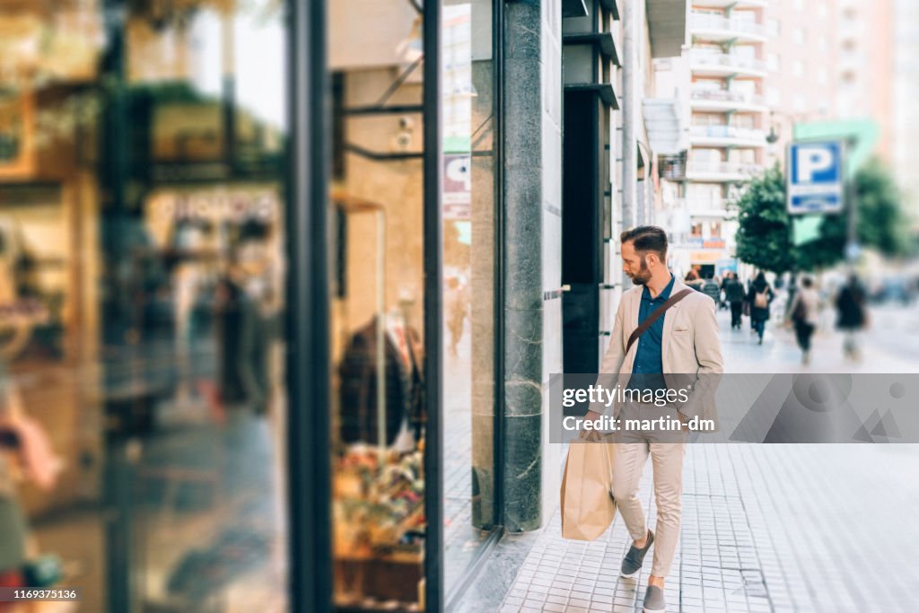 Businessman shopping in Valencia