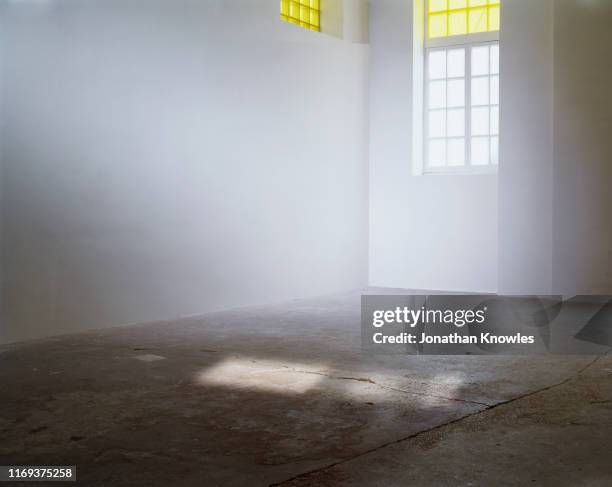 plain white room - apartment no furniture stockfoto's en -beelden