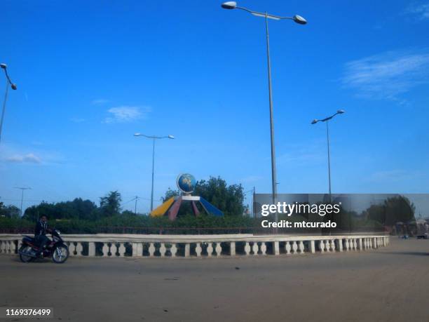 kreisverkehr mit globus, n'djamena, tschad - n'djamena stock-fotos und bilder