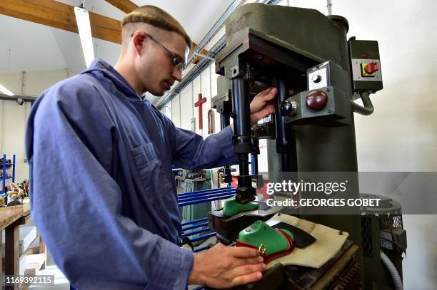 Un moine benedictin travaille à la fabrication de sandales au monastere Sainte-Marie de la Garde à Saint-Pierre-de-Clairac pres d'Agen le 10...