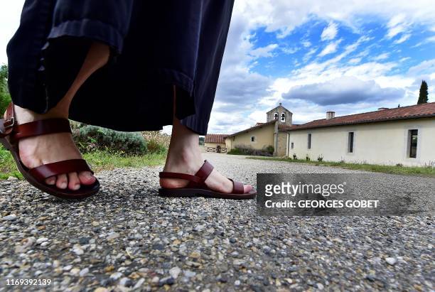 Un moine benedictin portant des sandales "Benoit" se dirige vers la chapelle du monastere Sainte-Marie de la Garde à Saint-Pierre-de-Clairac pres...