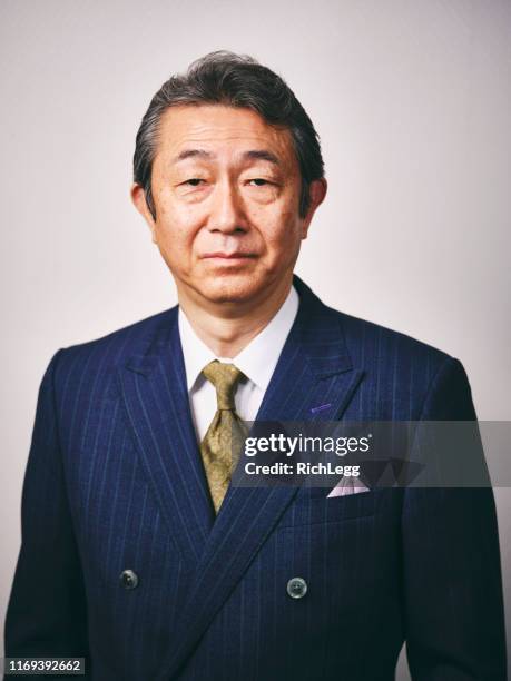 uomo d'affari giapponese maturo - bavero foto e immagini stock