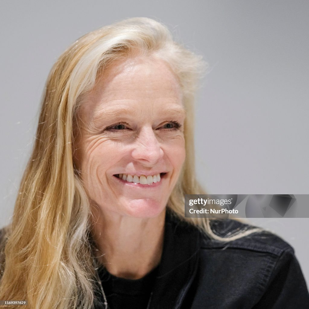 Suzy Amis Cameron Presents The Book The OMD