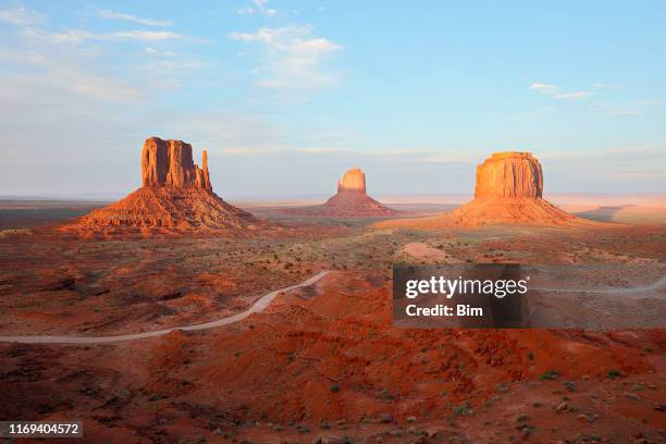 monument valley im navajo county, tribal park, arizona - navajo reservation stock-fotos und bilder